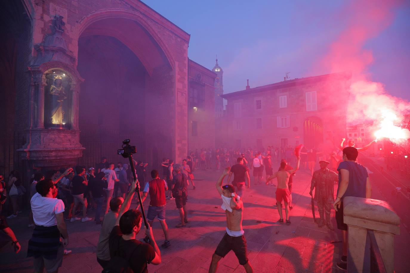 La fiesta del baloncesto, en los bares y las calles de Vitoria. 