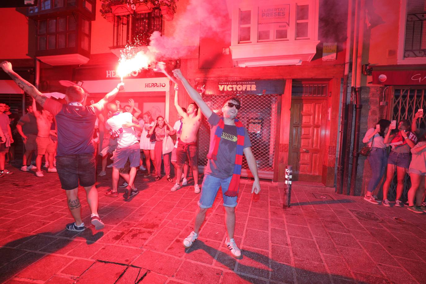La fiesta del baloncesto, en los bares y las calles de Vitoria. 