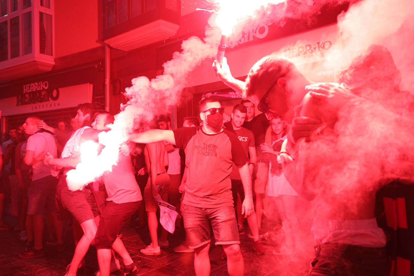 La fiesta del baloncesto, en los bares y las calles de Vitoria. 