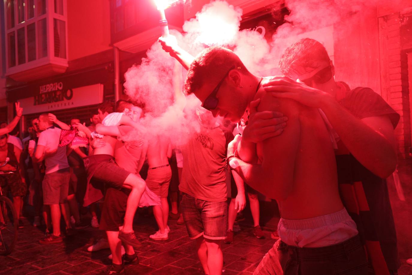 La fiesta del baloncesto, en los bares y las calles de Vitoria. 