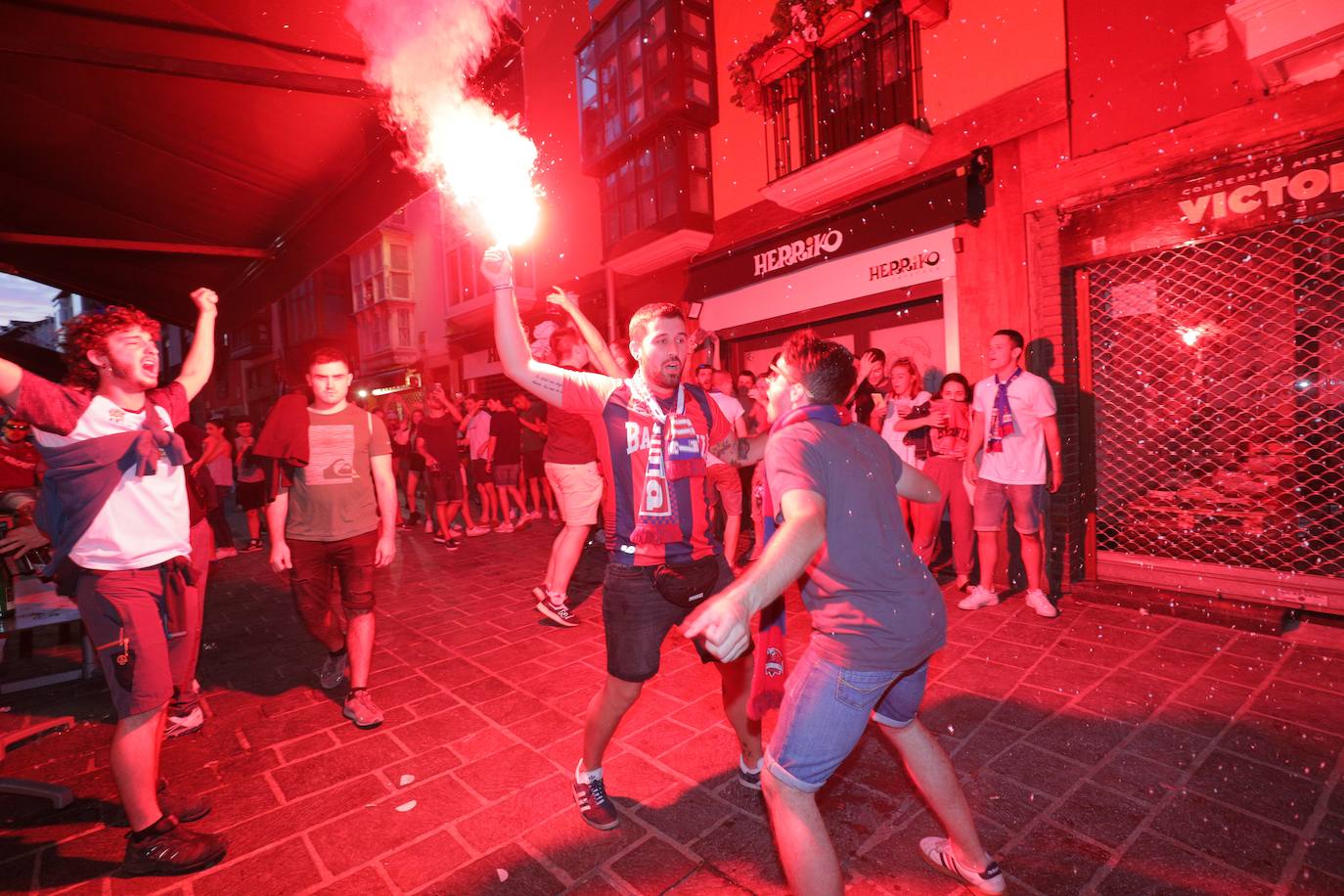 La fiesta del baloncesto, en los bares y las calles de Vitoria. 