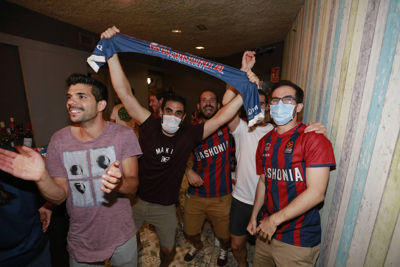La fiesta del baloncesto, en los bares y las calles de Vitoria. 