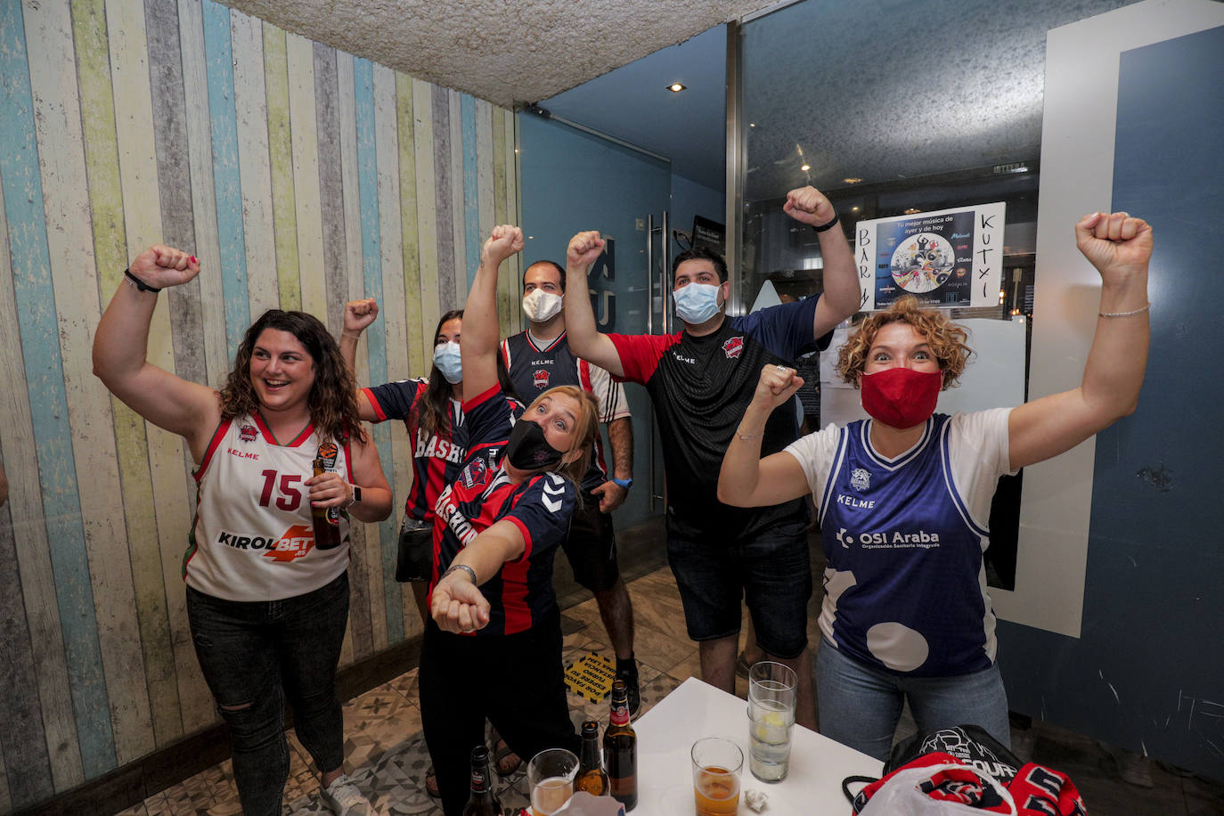 La fiesta del baloncesto, en los bares y las calles de Vitoria. 