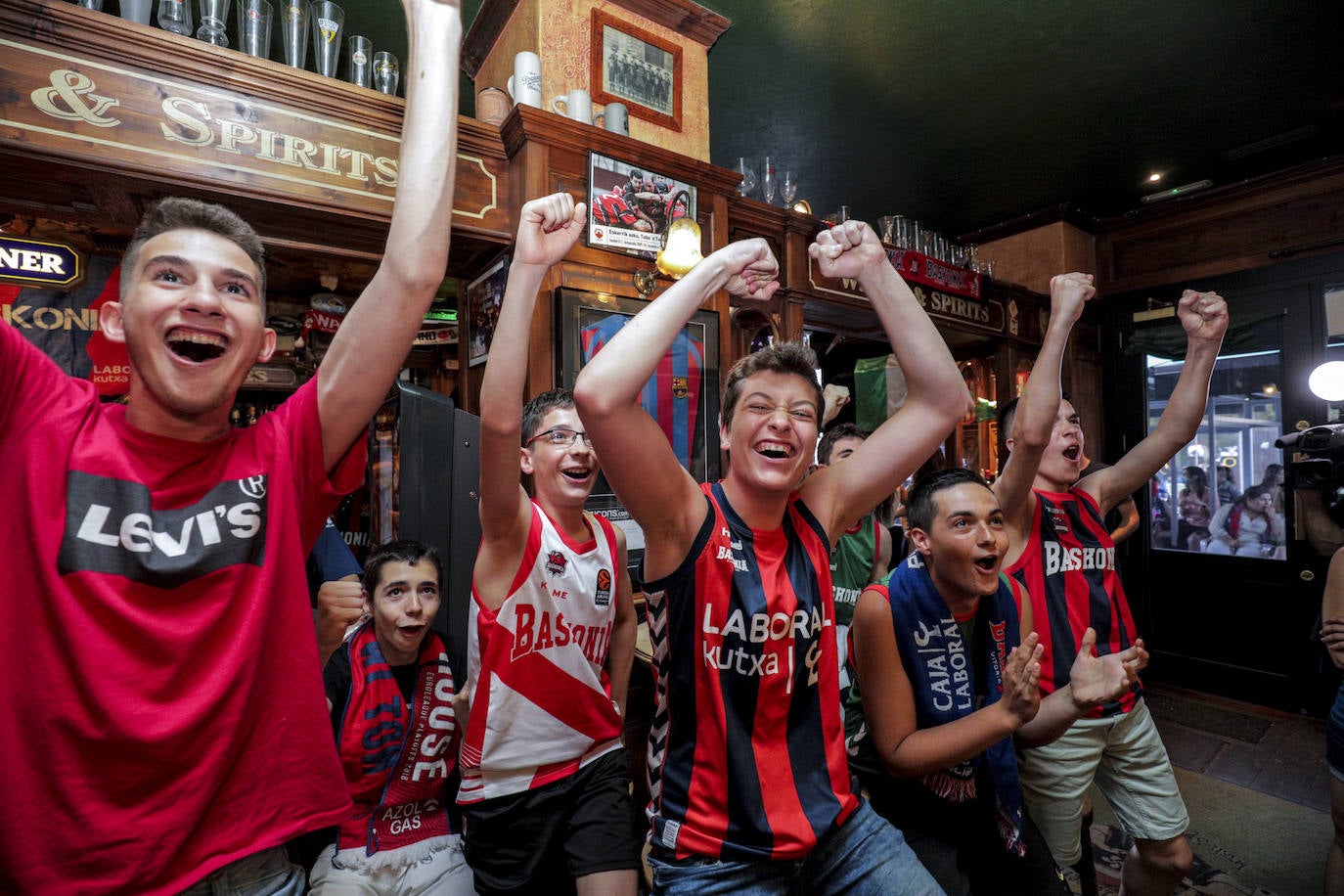 La fiesta del baloncesto, en los bares de Vitoria. 