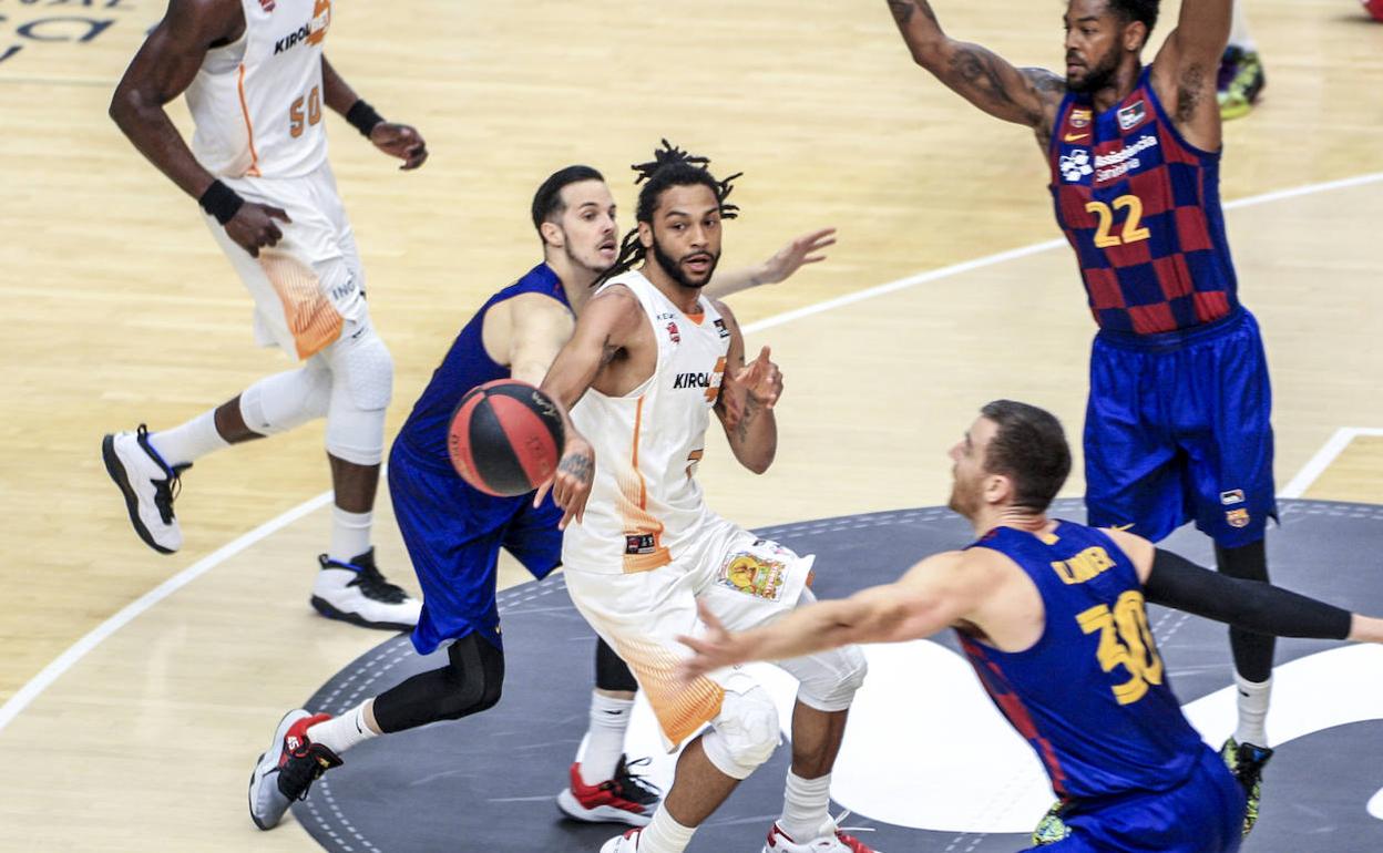 Heurtel trata de cubrir a Henry. 