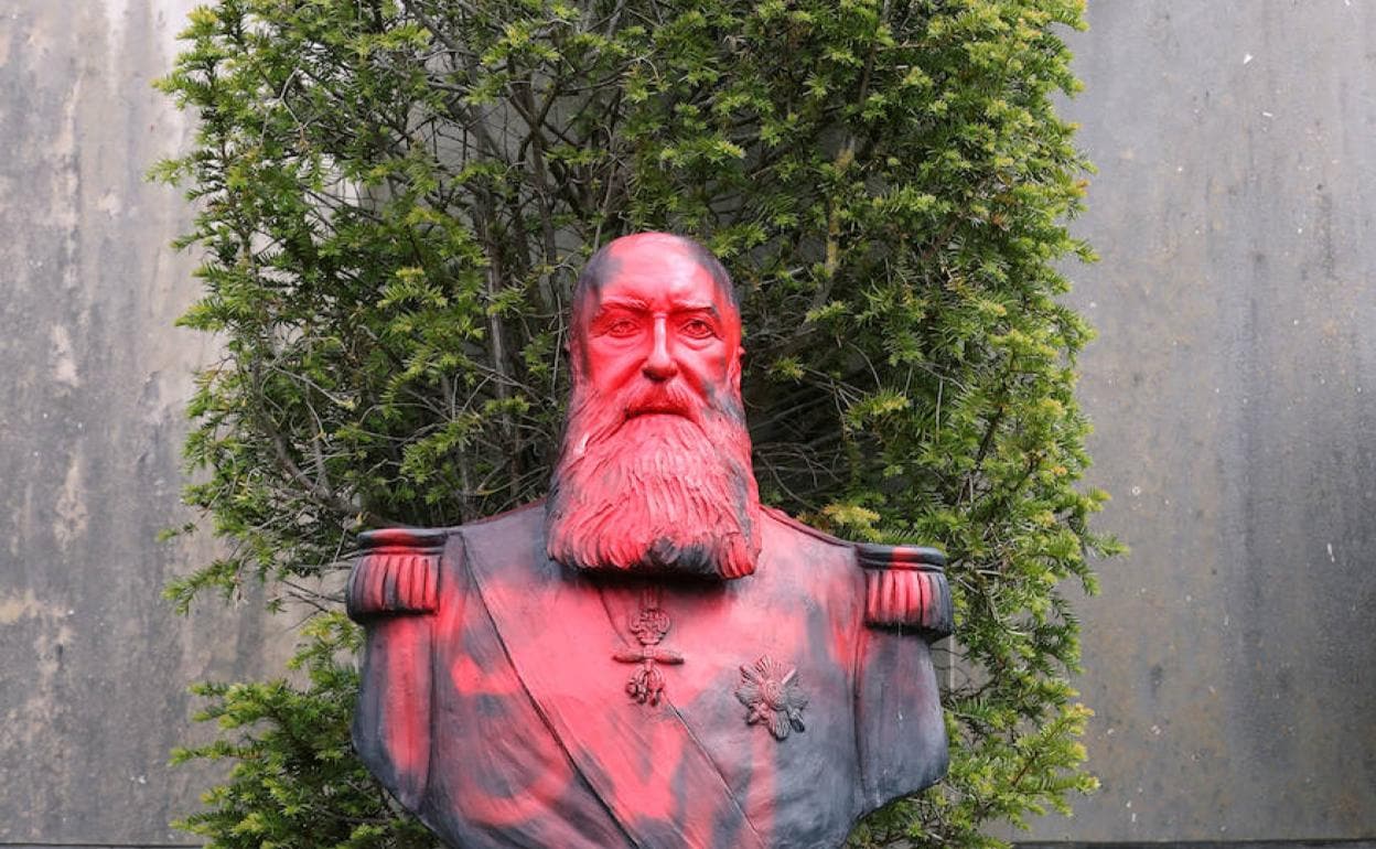 Una estatua de Leopoldo II evidencia los signos de un ataque.