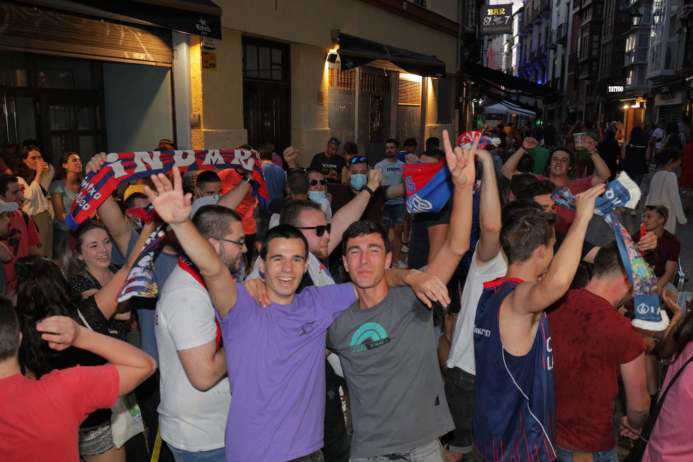 La fiesta del baloncesto, en los bares y las calles de Vitoria. 