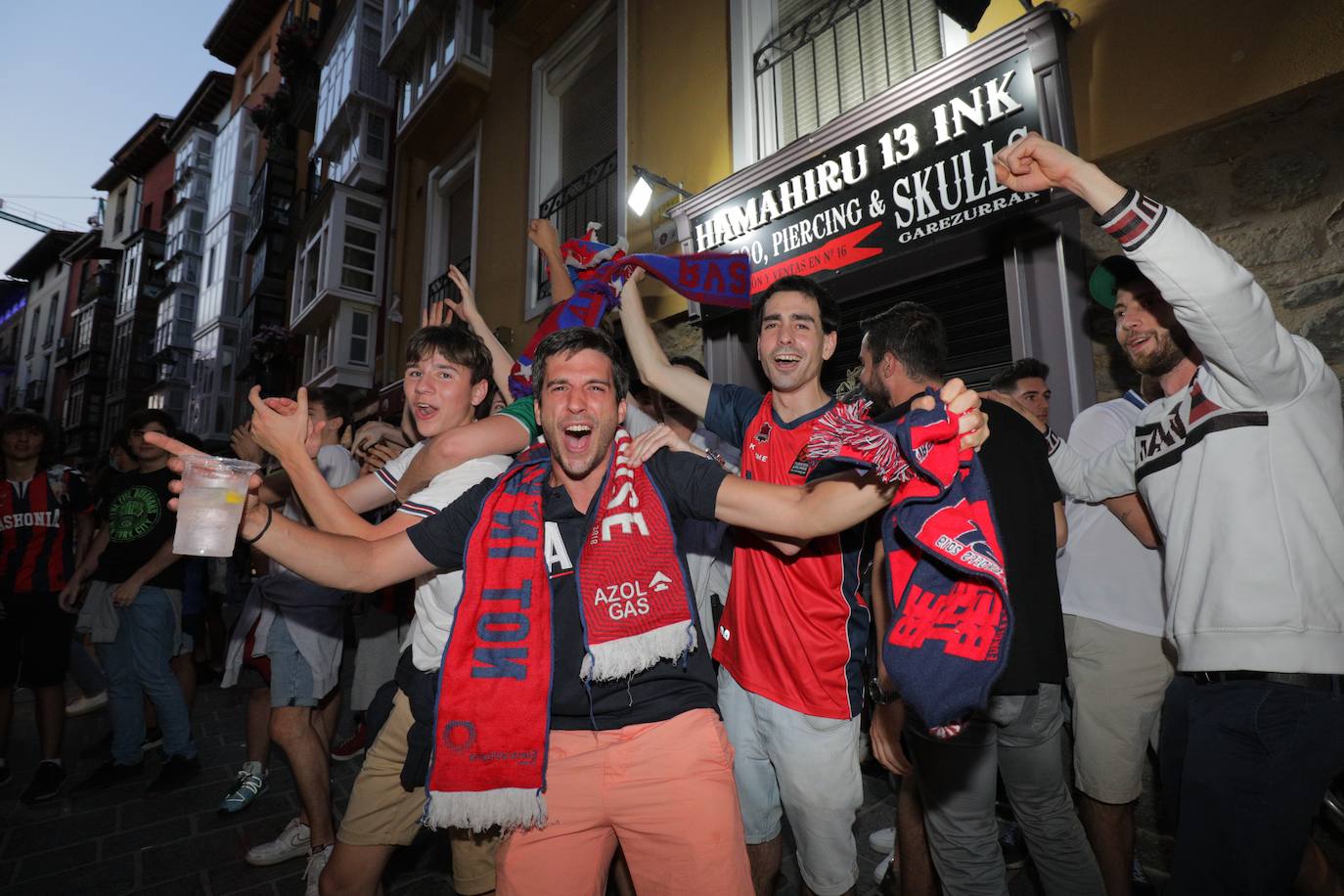 La fiesta del baloncesto, en los bares y las calles de Vitoria. 