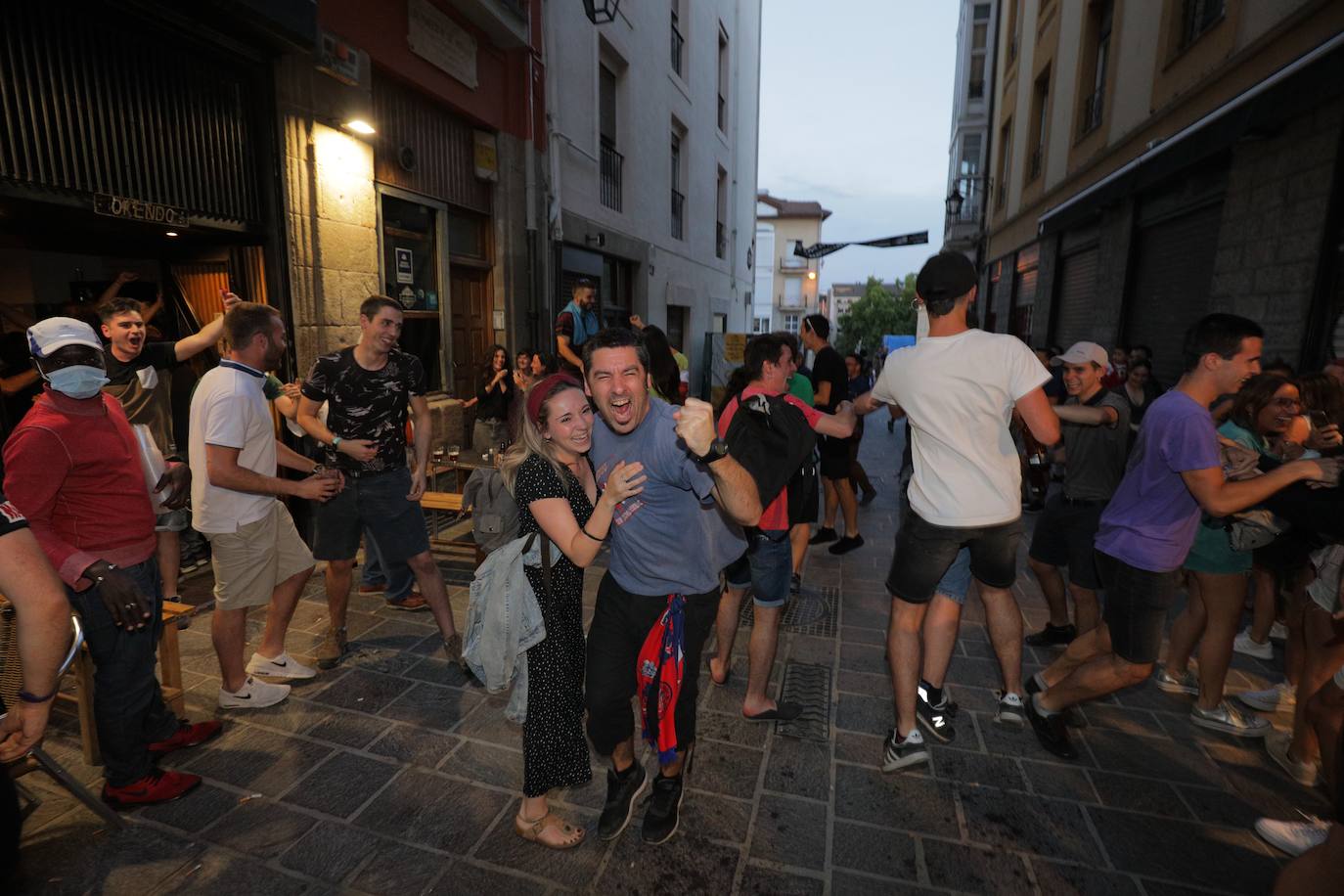 La fiesta del baloncesto, en los bares y las calles de Vitoria. 