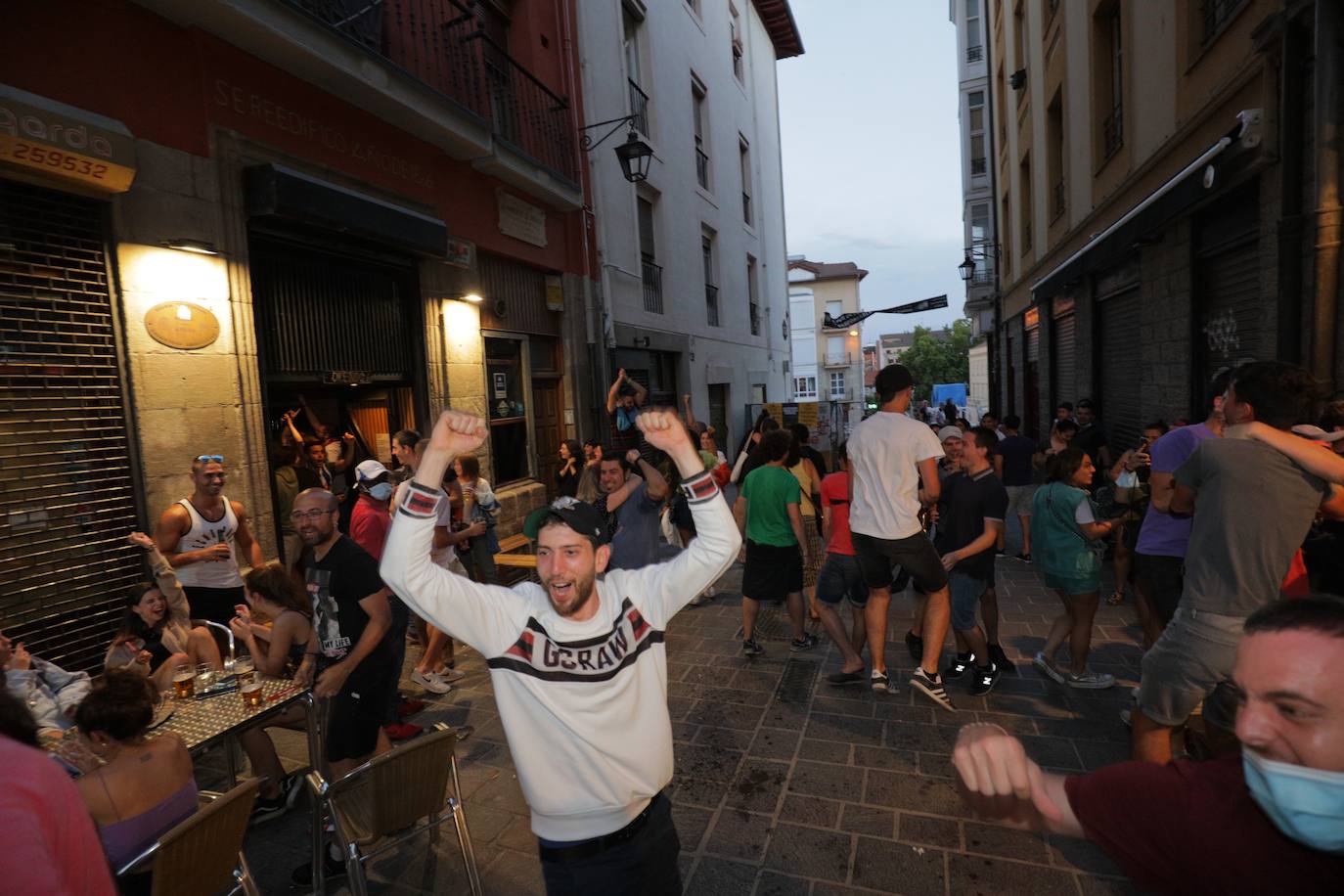 La fiesta del baloncesto, en los bares y las calles de Vitoria. 
