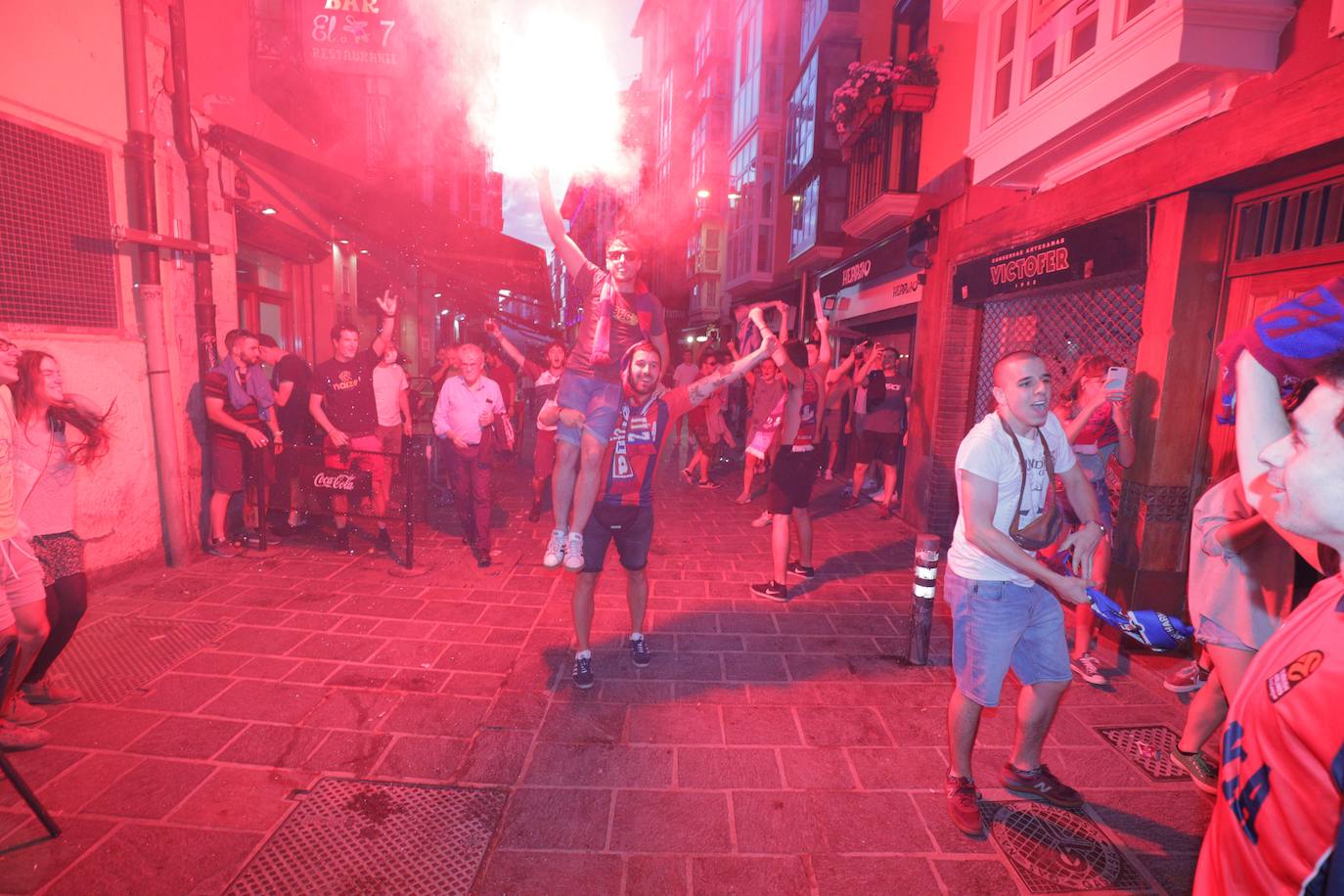 La fiesta del baloncesto, en los bares y las calles de Vitoria. 