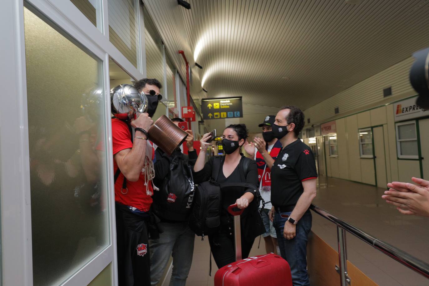 La expedición baskonista ha llegado de madrugada al aeropuerto de Foronda.