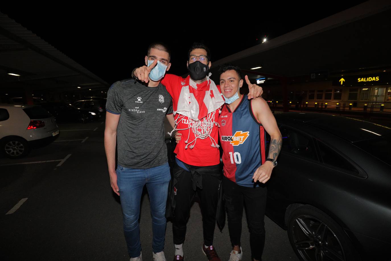 La expedición baskonista ha llegado de madrugada al aeropuerto de Foronda.