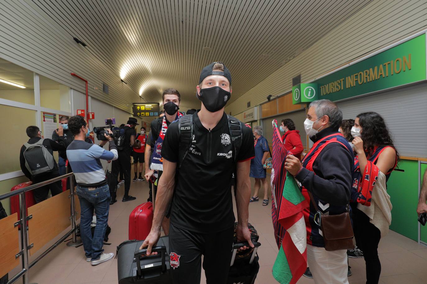 La expedición baskonista ha llegado de madrugada al aeropuerto de Foronda.