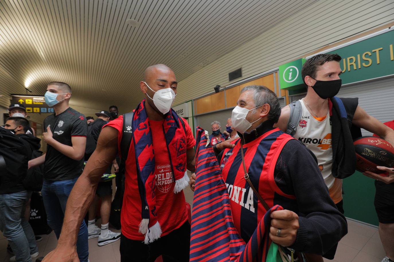 La expedición baskonista ha llegado de madrugada al aeropuerto de Foronda.