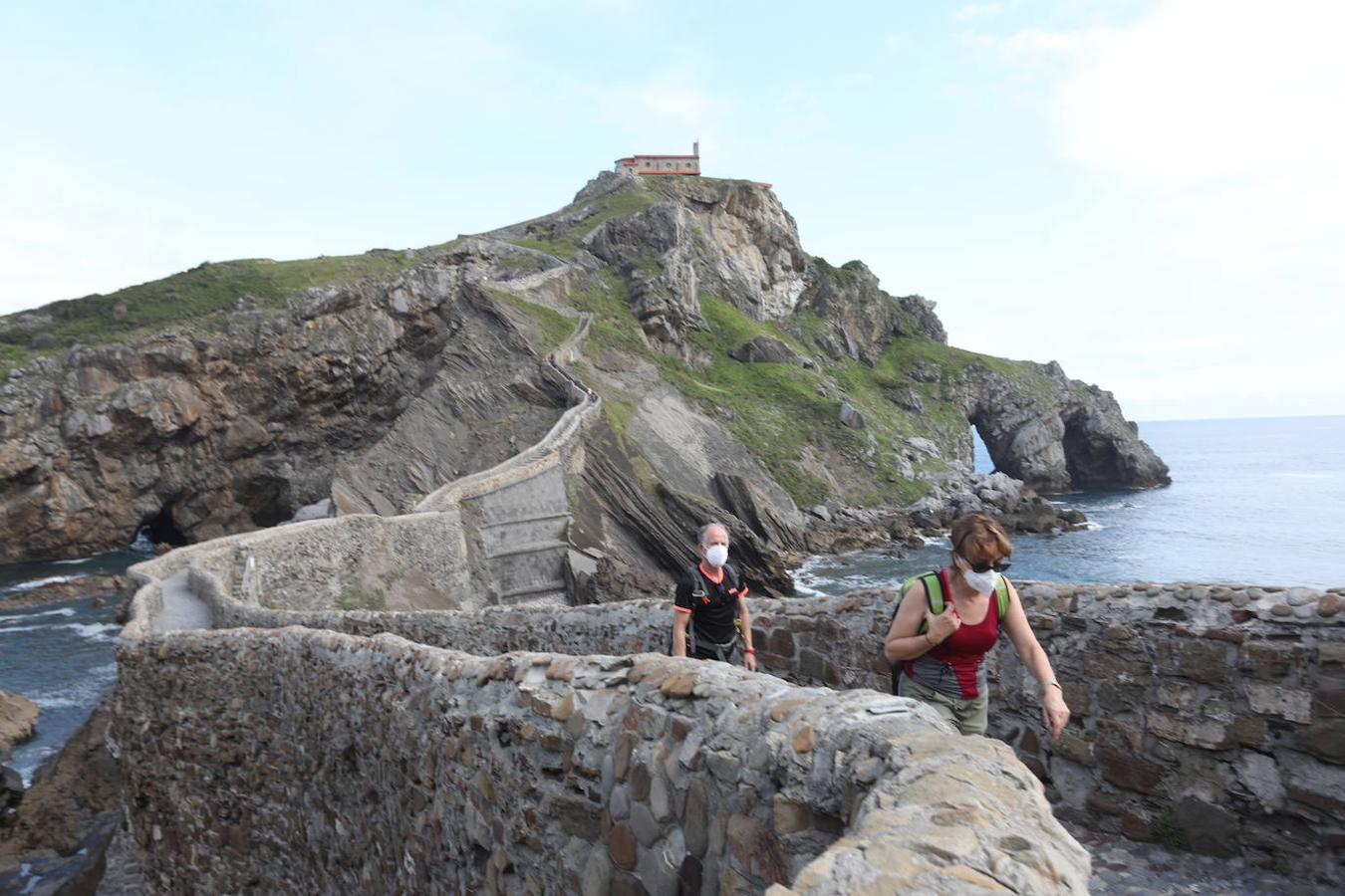 Fotos: Así ha sido la vuelta de los visitantes a San Juan de Gaztelugatxe