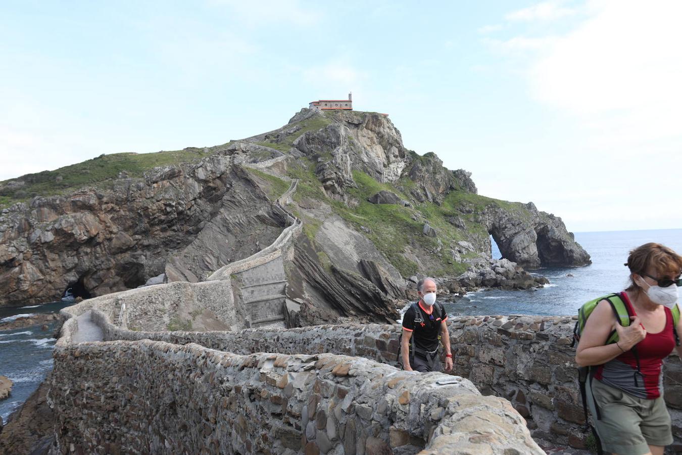 Fotos: Así ha sido la vuelta de los visitantes a San Juan de Gaztelugatxe