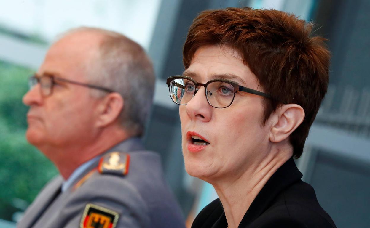 La ministra de Defensa alemana, Annegret Kramp-Karrenbauer, durante el anuncio de las medidas adoptadas en el seno de las fuerzas especiales.