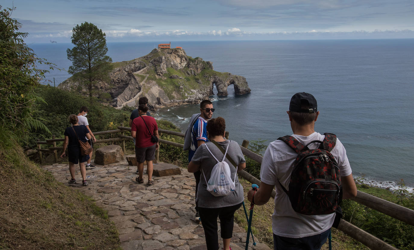 Fotos: Así ha sido la vuelta de los visitantes a San Juan de Gaztelugatxe
