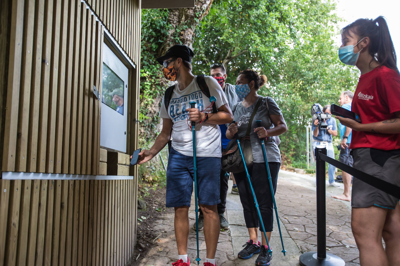 Fotos: Así ha sido la vuelta de los visitantes a San Juan de Gaztelugatxe