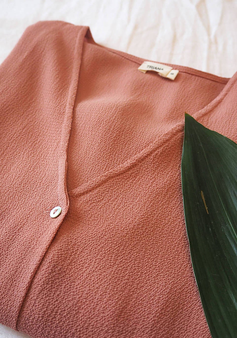 Blusa tres cuartos rosa empolvado de la firma bilbaína Triana By C. Costaba 79 euros y ahora la puedes encontrar por 55,30 euros en su tienda, situada en Rodríguez Arias. 