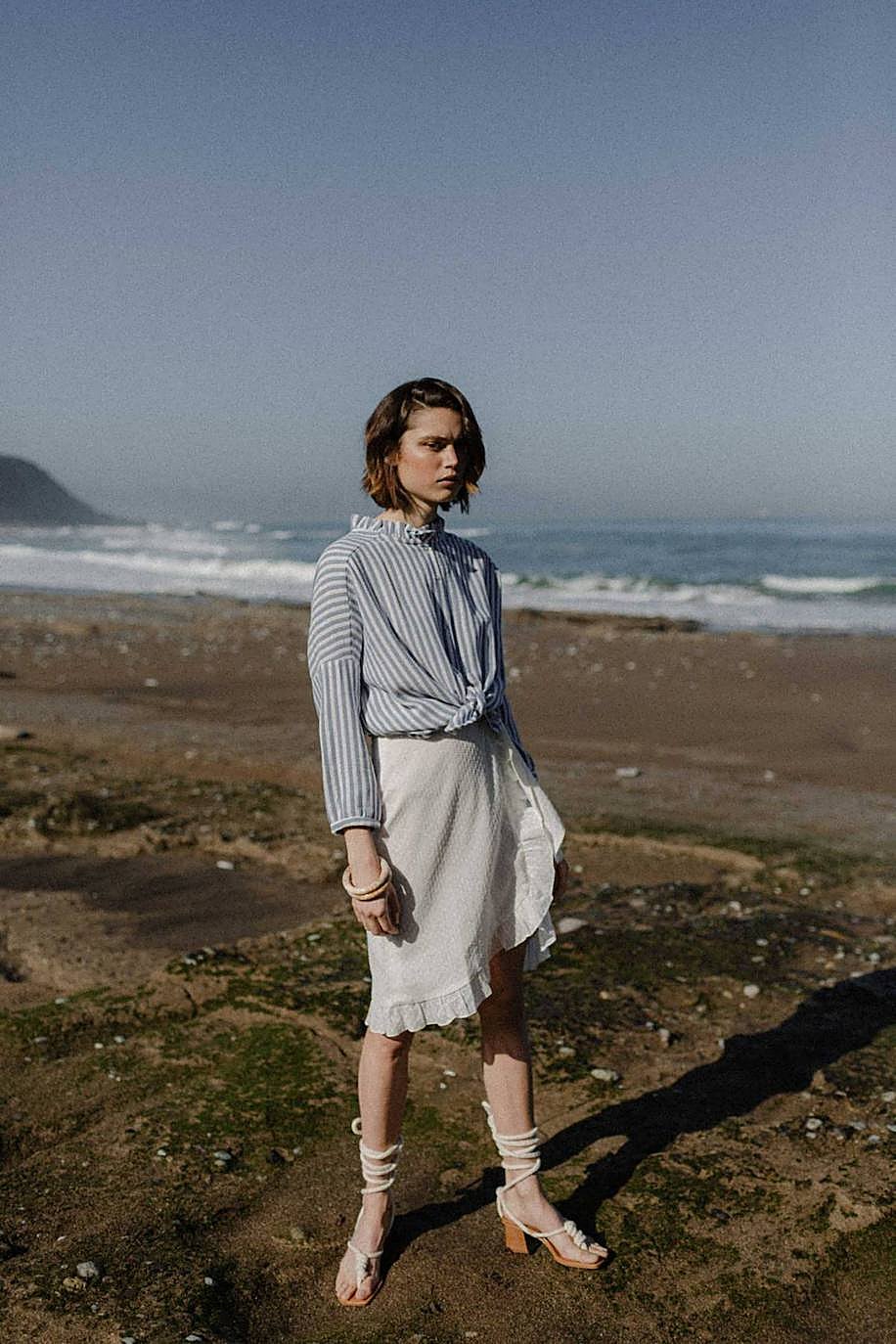 Falda blanca de plumeti con volante, de la firma bilbaína Triana By C. Costaba 99 euros y ahora la puedes encontrar por 69 euros en su tienda, situada en Rodríguez Arias.