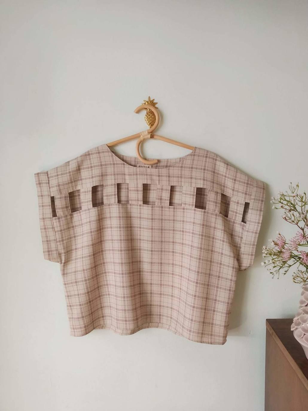 Top fluido de poliéster y viscosa a cuadros. Costaba 99 euros y ahora lo puedes comprar por 69,30 euros en la tienda bilbaína Divina Martina, situada en la calle Doctor Atxukarro.