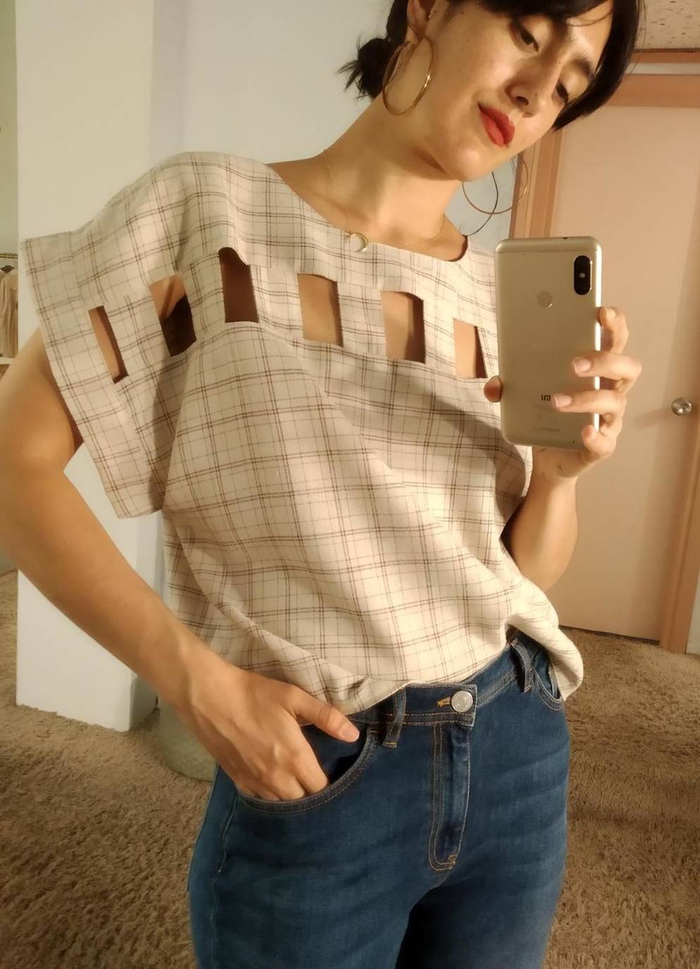 Top fluido de poliéster y viscosa a cuadros. Costaba 99 euros y ahora lo puedes comprar por 69,30 euros en la tienda bilbaína Divina Martina, situada en la calle Doctor Atxukarro.