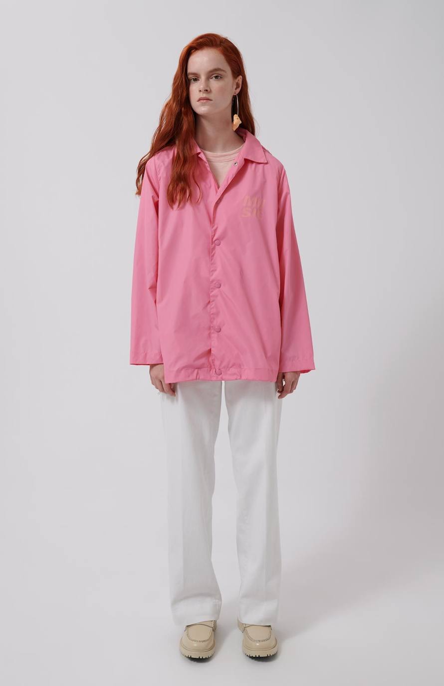 Chaqueta rosa de nylon de la firma vasca Loreak Mendian, con cierre abotonado, capucha extraíble y 'print' frontal. Costaba 160 euros y ahora la puedes encontrar por 126 euros en su tienda de Bilbao, situada en la calle Rodríguez Arias. 