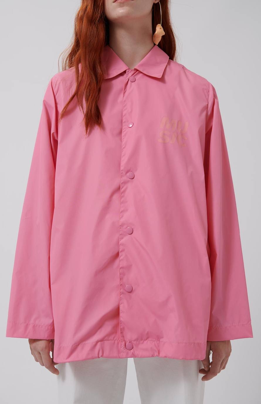 Chaqueta rosa de nylon de la firma vasca Loreak Mendian, con cierre abotonado, capucha extraíble y 'print' frontal. Costaba 160 euros y ahora la puedes encontrar por 126 euros en su tienda de Bilbao, situada en la calle Rodríguez Arias. 