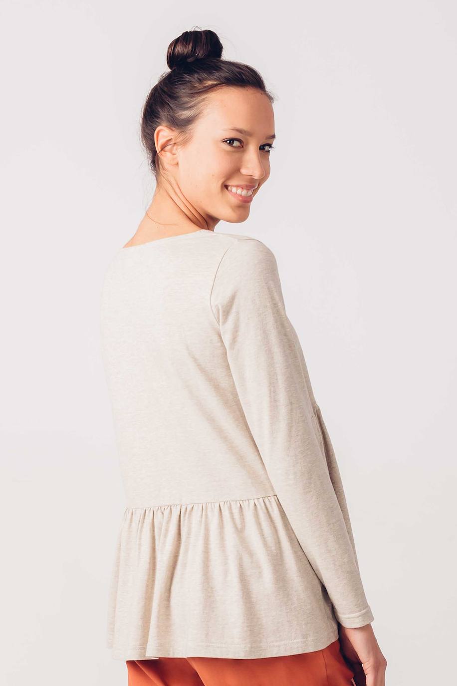 Camiseta de algodón orgánico beige de la firma vizcaína SKFK. Cuenta con cuello redondo y un detalle de fruncido que aporta vuelo a la prenda. Costaba 49,95 euros y ahora la puedes encontrar por 32,97 euros en sus tiendas de Bilbao, situadas en la calle del Víctor y en Máximo Aguirre.