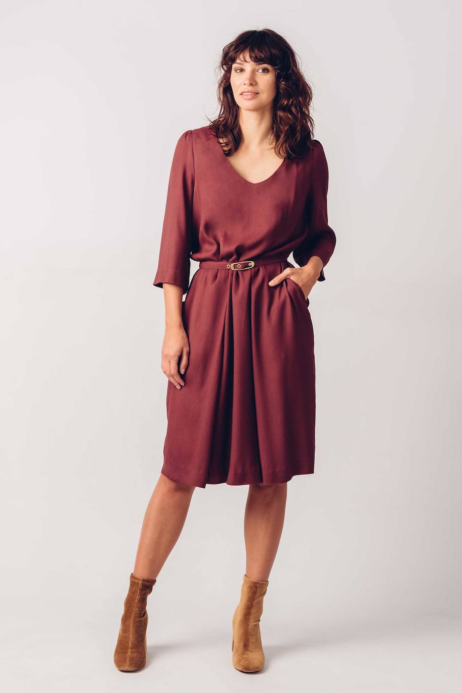 Vestido granate 'midi' de la firma vizcaína SKFK. Con escote amplio en V y mangas tres cuartos. Tenía un precio de 119, 97 euros, pero ahora lo puedes encontrar por 77,97 euros en sus tiendas de Bilbao, situadas en la calle del Víctor y en Máximo Aguirre. 