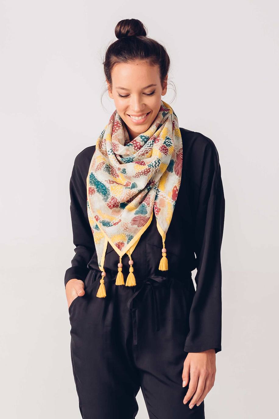 Pañuelo estampado de la firma vizcaína SKFK. Cuenta con detalles de borlas y flecos de algodón orgánico. Costaba 39,95 euros y ahora lo puedes encontrar por 25,97 euros en sus tiendas de Bilbao, situadas en la calle del Víctor y en Máximo Aguirre.