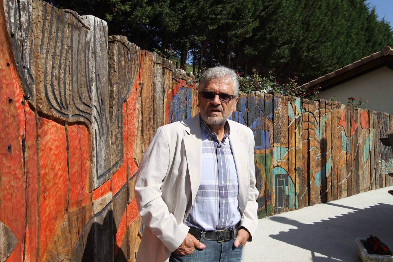 Xabier Santxotena delante del mura dedicado a Fukushima. 