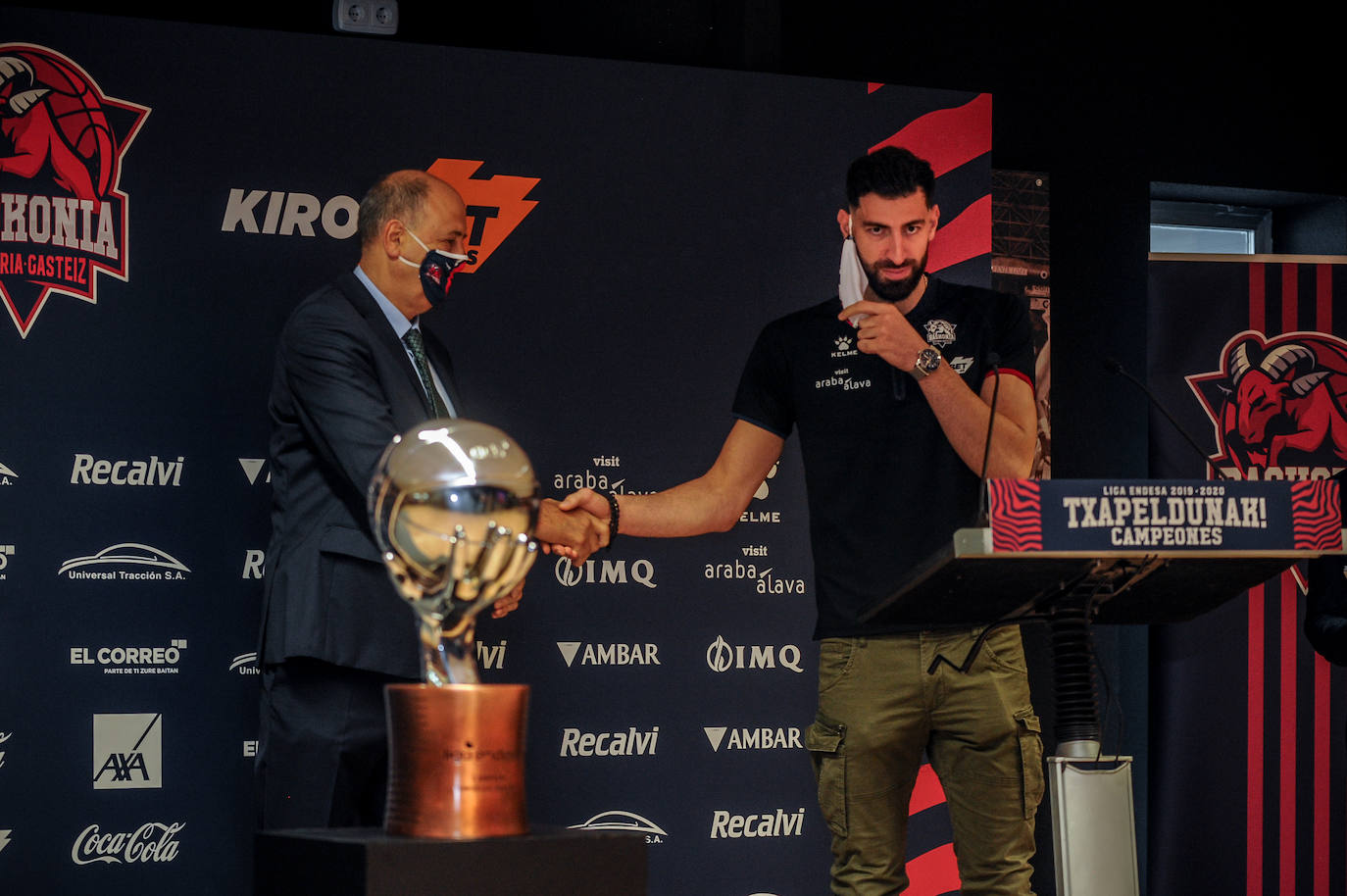 Fotos: Recibimiento de las instituciones al Baskonia