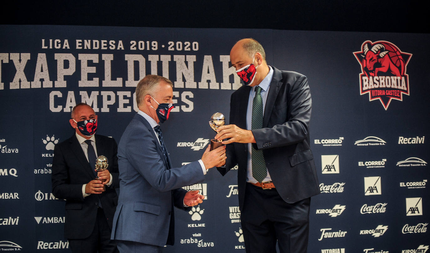 Fotos: Recibimiento de las instituciones al Baskonia