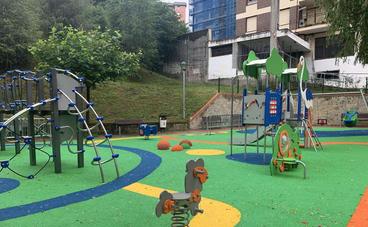 Así luce el nuevo parque infantil de la calle Karmelo Torre de Basauri 
