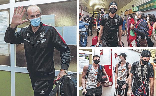 Dusko Ivanovic saluda a un conocido que le felicita. Unos pocos aficionados pudieron acercarse al aeropuerto para recibir a la expedición baskonista. Janning, Vildoza y Sederkekis, con las maletas recién llegados de Valencia. 