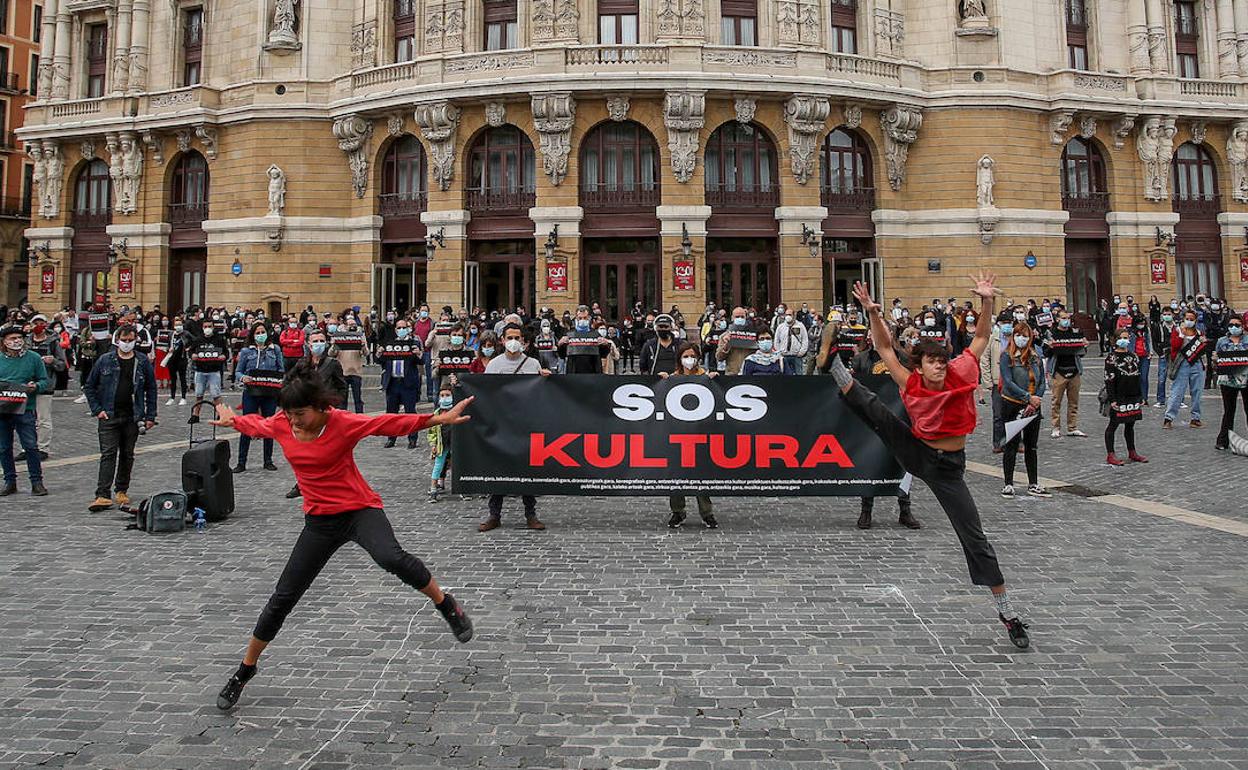 Protesta convocada el pasado de 12 de junio por S.O.S. Kultura frente al Teatro Arriaga. 