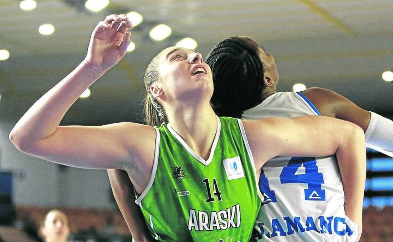 Raquel Carrera pelea por la posición.