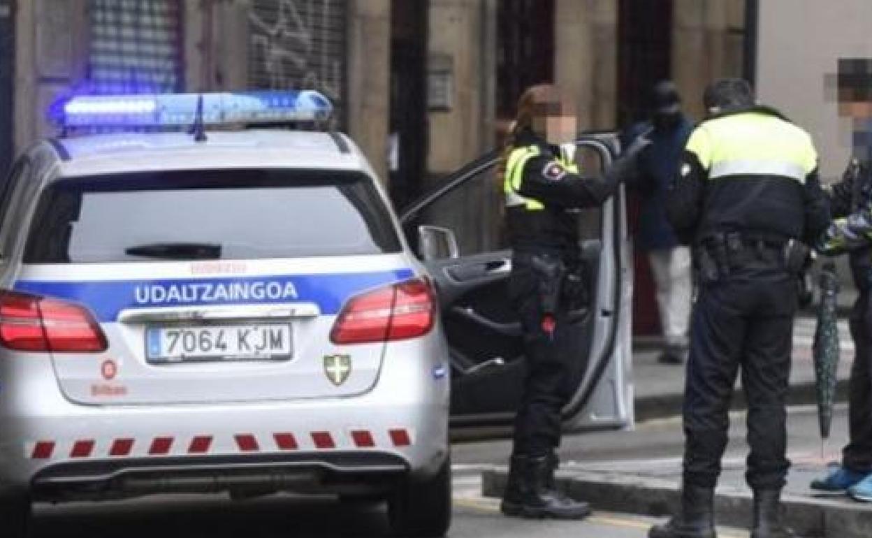 Dos detenidos en un piso de Zorroza por tráfico de drogas