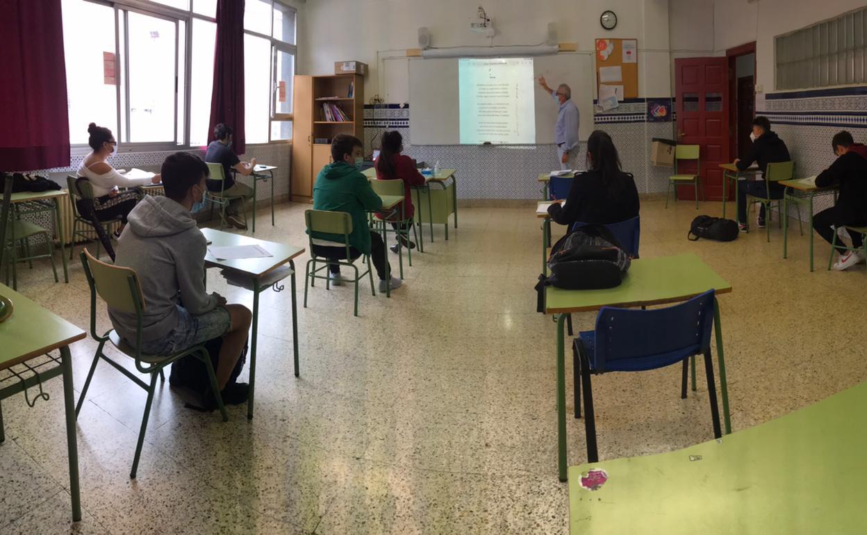 Alumnos del colegio San Francisco Javier de Santurtzi dan las últimas clases antes de Selectividad. 