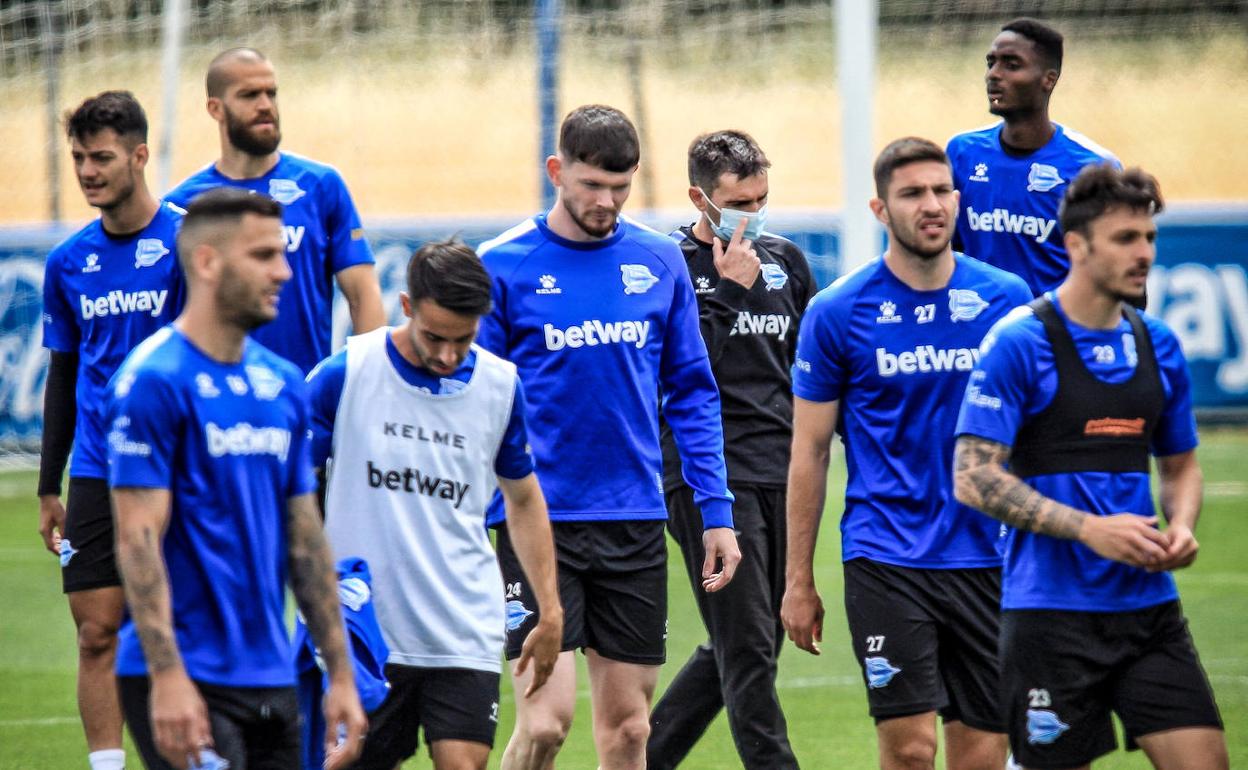 La plantilla, con Garitano en el centro, durante el último entrenamiento.