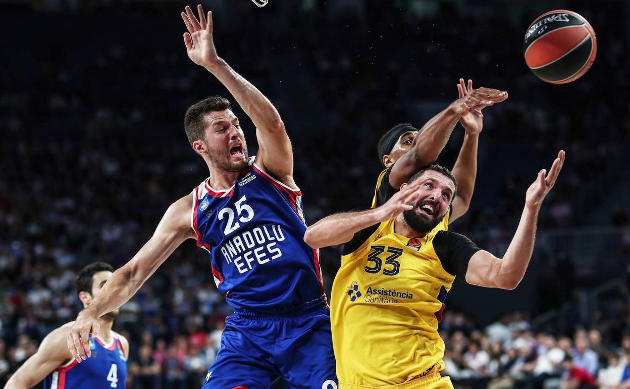 Peters pelea con Mirotic en el Efes-Barcelona. 