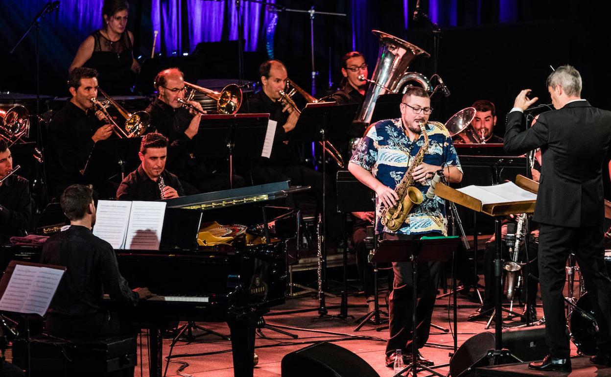 La Banda Municipal arropa a Mezquida (de espaldas) y Aurignac (al saxo) junto al director Iker Olazabal en un momento de su concierto en Mendizorroza. 