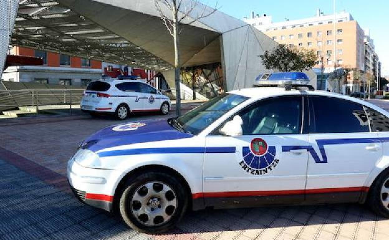 Intenta robarle el móvil a un hombre y al ser descubierto le amenaza con una botella de cristal en Barakaldo 