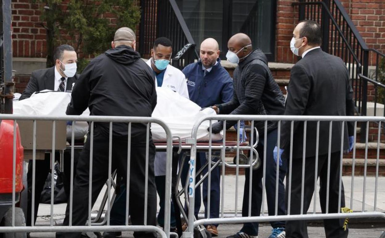 Traslado de un cuerpo en un hospital de Brooklyn (Nueva York). 