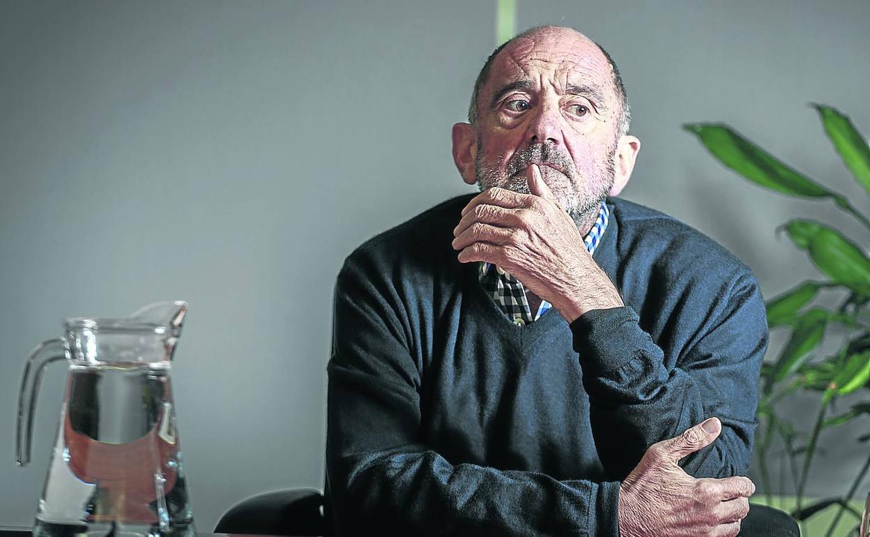 Ernesto Martínez de Cabredo, en su despacho en la sede de Ura en Vitoria.