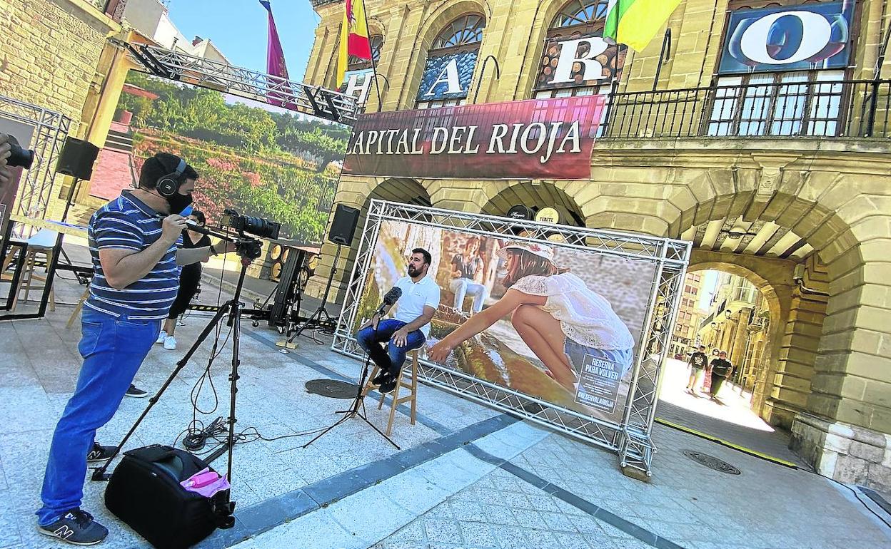 Profesionales y vecinos de la localidad jarrera presentaron ante las cámaras, en plena Plaza de la Paz, sus sugerencias al visitante.