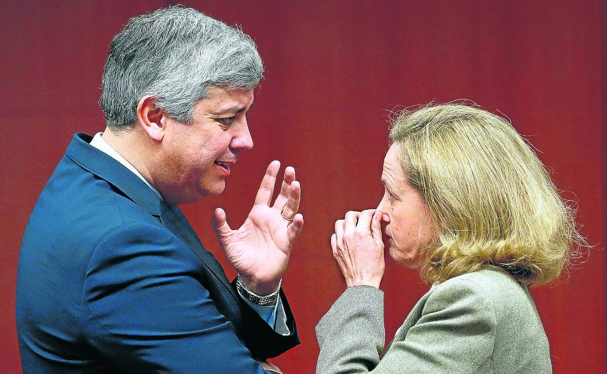 El presidente saliente del Eurogrupo, el portugués Mario Centeno, conversa con su posible sucesora, la ministra Nadia Calviño. 